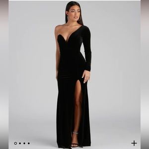 Small Cheyenne Formal One-Shoulder Velvet Dress